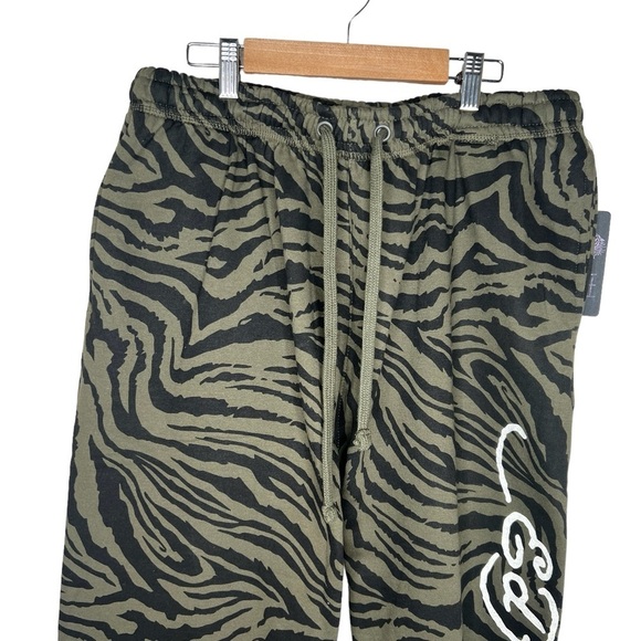 Ed Hardy Men’s Zebra Camo Jogger Sweatpants - Picture 5 of 11